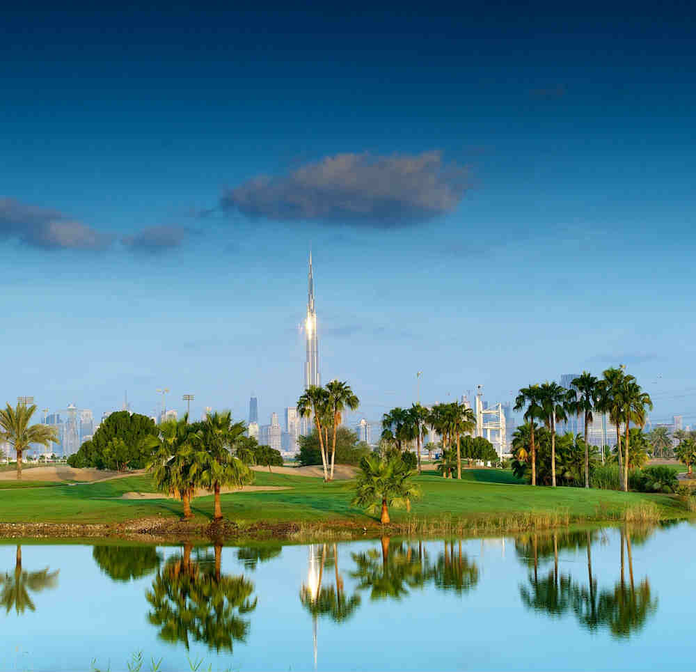 Lac et vue sur dubai Meydan golf à Dubai aux Emirats Arabes Unis