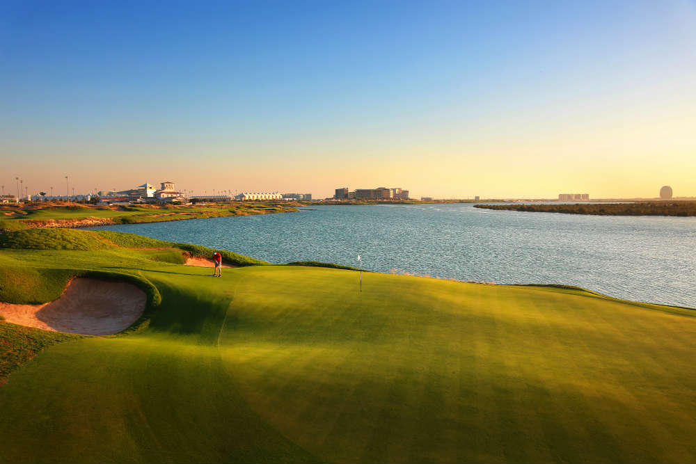 Mer et Green sur le golf Yas Links à Abu Ahabi aux Emirats Arabes Unis