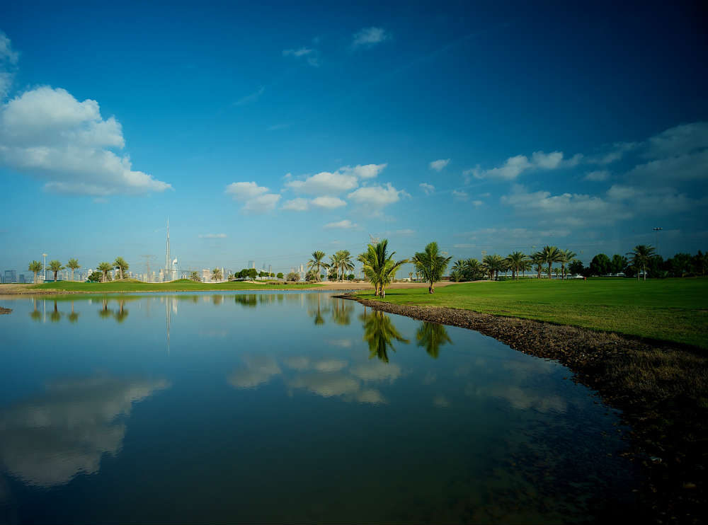 Lac et Fairways Meydan golf à Dubai aux Emirats Arabes Unis