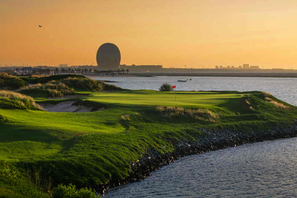 Mer et Green sur le golf Yas Links à Abu Ahabi aux Emirats Arabes Unis