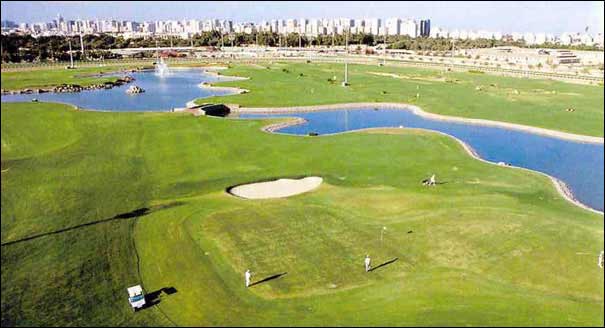 Bunkers et lacs sur le golf Abu Ahabi City aux Emirats Arabes Unis