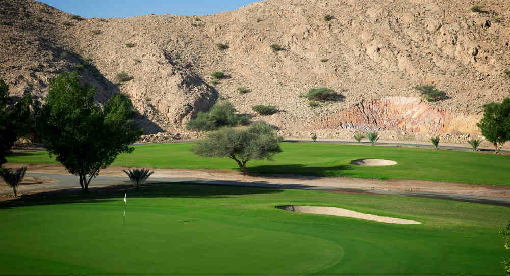 Fairways et montagne golf Ghala Valley au Sultanat d'Oman