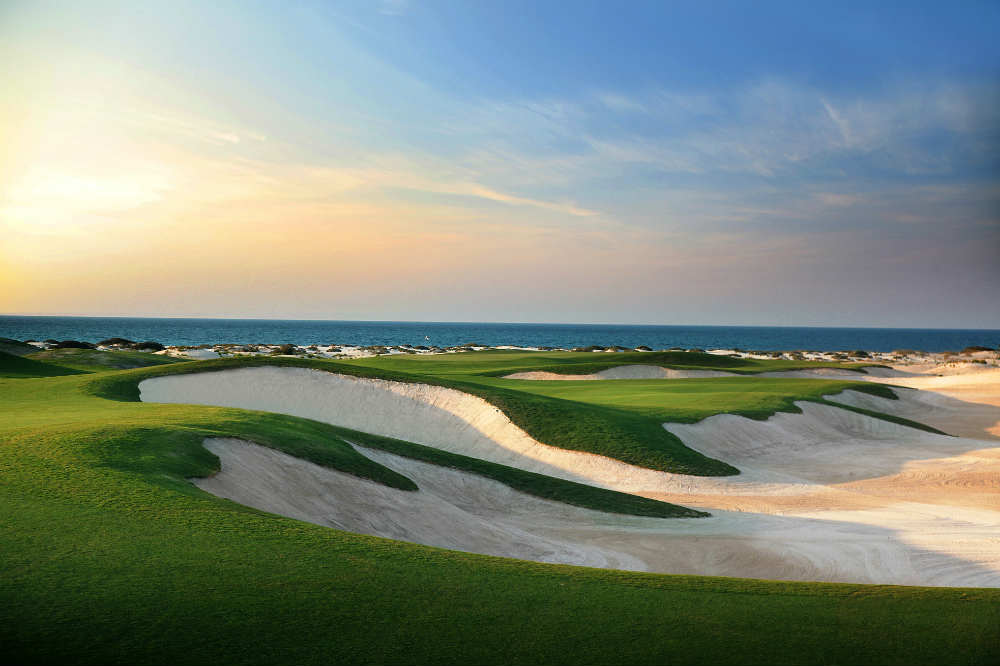 Large bunker et vue sur la mer avec le golf Saadiyat beach aux Emirats Arabes Unis