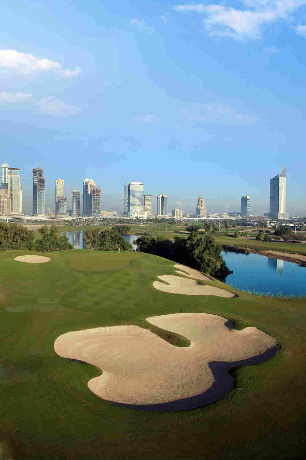 Lac et bunker Emirates Faldo golf à Dubai aux Emirats Arabes Unis