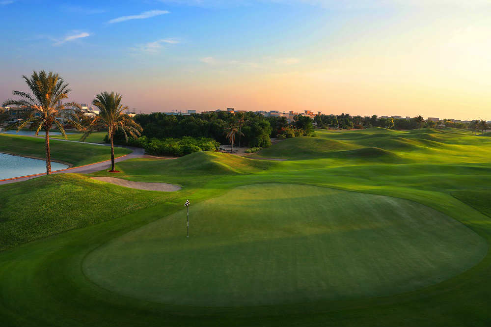 Lac et fairways Montgomerie golf à Dubai aux Emirats Arabes Unis