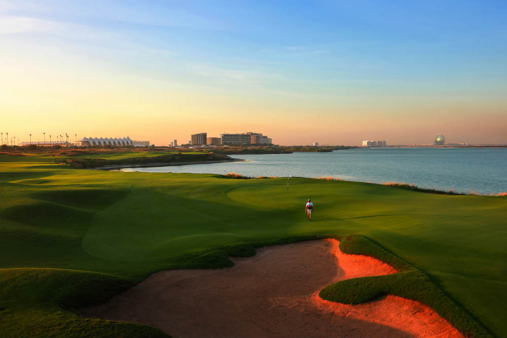 Mer et Green sur le golf Yas Links à Abu Ahabi aux Emirats Arabes Unis