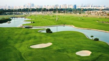 Bunker et lacs sur le golf Abu Ahabi City aux Emirats Arabes Unis