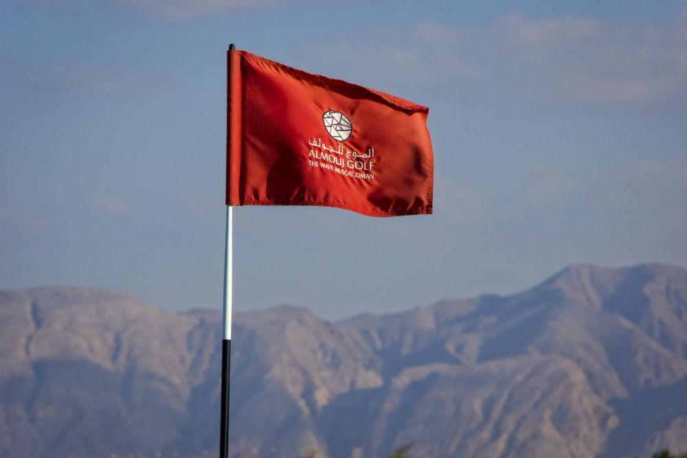 Drapeau et montagne golf d'Al Mouj avec votre pro
