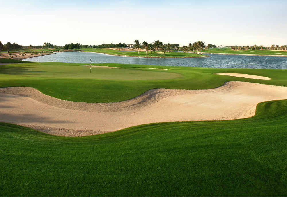 Large bunker et le lac sur le golf Abu Ahabi National aux Emirats Arabes Unis