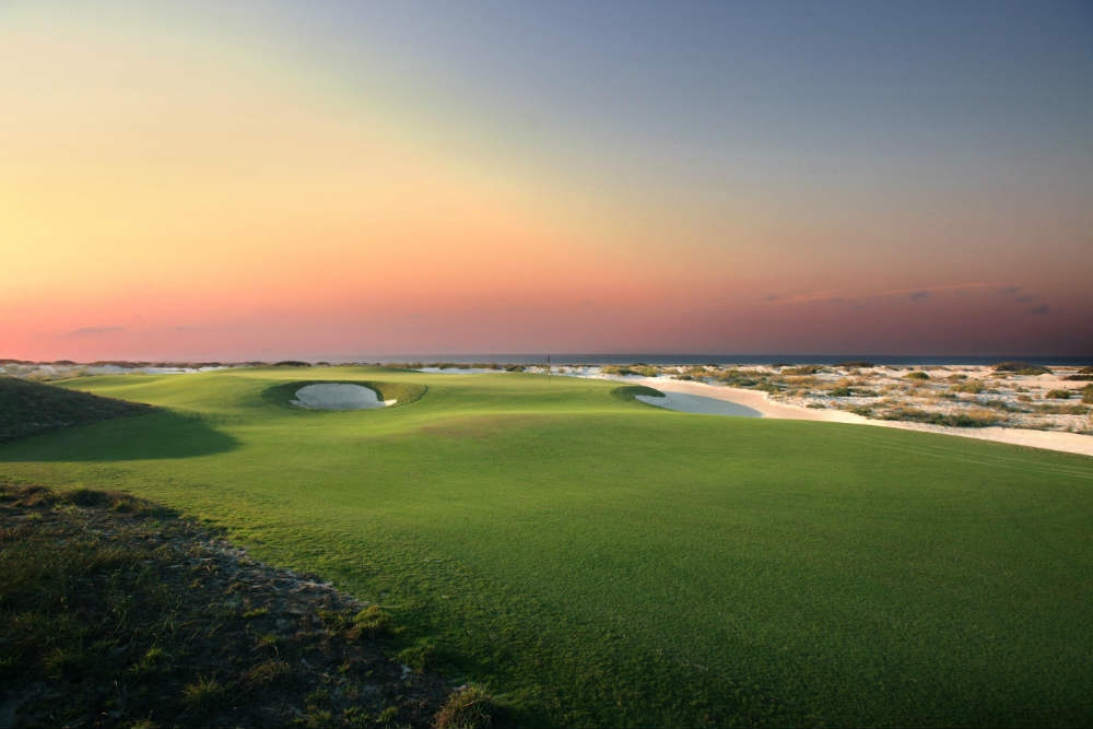 Mer, bunkers et fairways sur le golf Saadiyat beach aux Emirats Arabes Unis