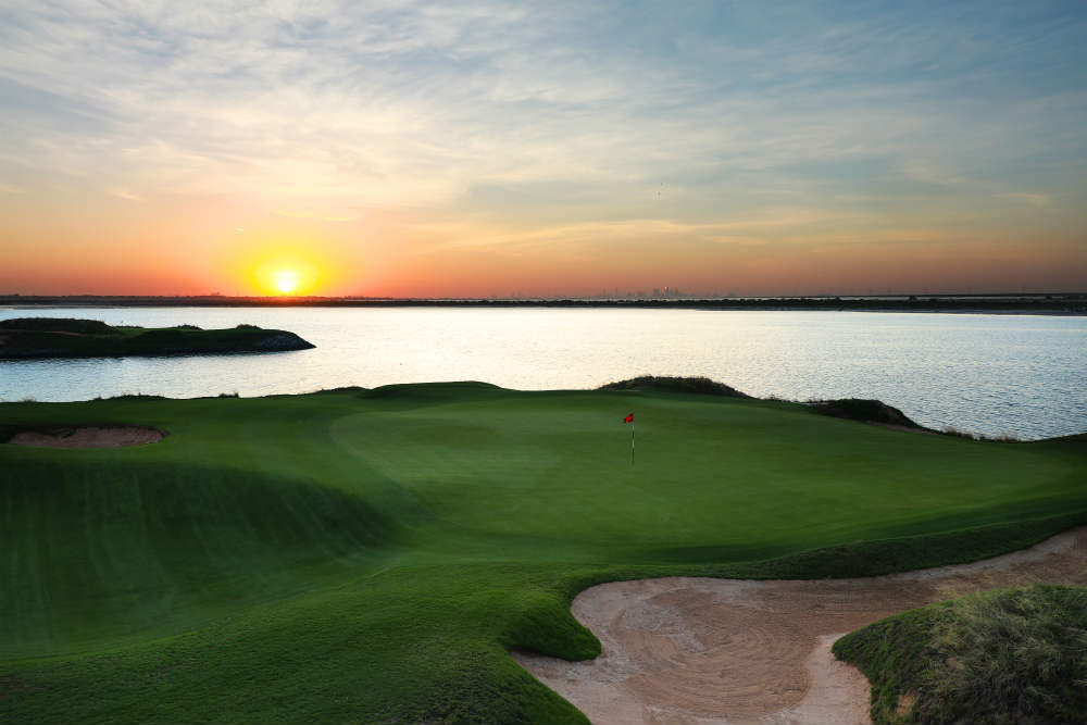 Mer et Green sur le golf Yas Links à Abu Ahabi aux Emirats Arabes Unis