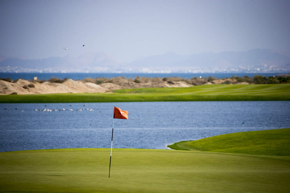 Drapeau et vue sur mer golf d'Al Mouj avec votre pro