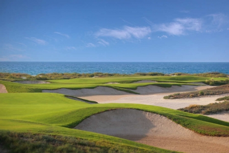 Mer et green sur le golf Saadiyat beach aux Emirats Arabes Unis