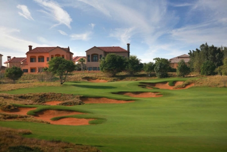 Bunker et faiways Jumeirah Fire golf à Dubai aux Emirats Arabes Unis