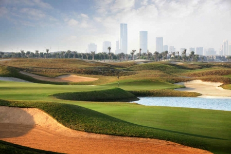 Large bunker et le lac sur le golf Saadiyat beach aux Emirats Arabes Unis