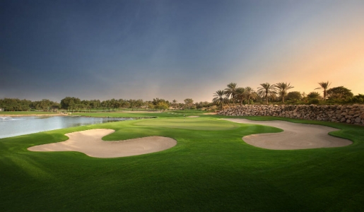 Large bunkers sur le golf Abu Ahabi National aux Emirats Arabes Unis