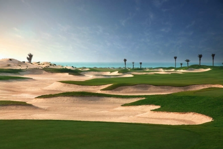 Large bunker et le lac sur le golf Saadiyat beach aux Emirats Arabes Unis