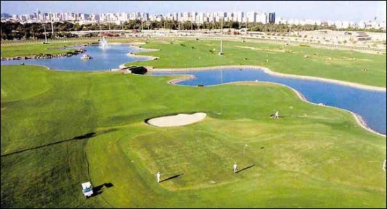 Bunkers et lacs sur le golf Abu Ahabi City aux Emirats Arabes Unis