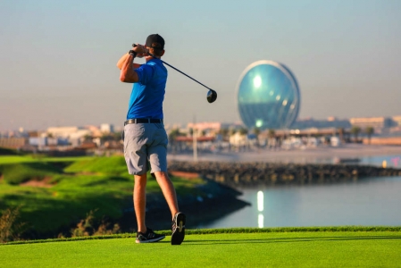 Vue sur Abu Dhabi depuis le golf Yas Links aux Emirats Arabes Unis