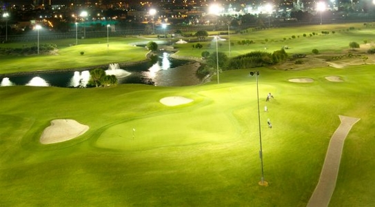 Vue de nuit sur le golf Abu Ahabi City aux Emirats Arabes Unis