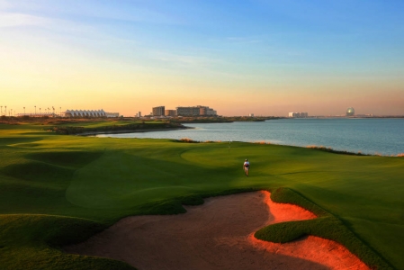 Mer et Green sur le golf Yas Links à Abu Ahabi aux Emirats Arabes Unis