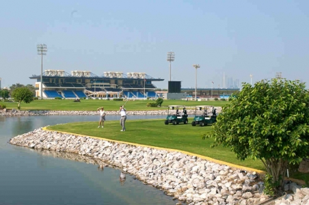 Lac sur le golf Abu Ahabi City aux Emirats Arabes Unis