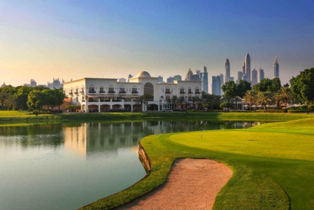Lac et green Montgomerie golf à Dubai aux Emirats Arabes Unis