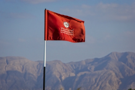 Drapeau et montagne golf d'Al Mouj avec votre pro
