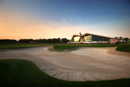 Large bunker sur le golf Abu Ahabi National aux Emirats Arabes Unis