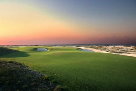 Mer, bunkers et fairways sur le golf Saadiyat beach aux Emirats Arabes Unis