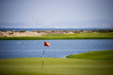 Drapeau et vue sur mer golf d'Al Mouj avec votre pro