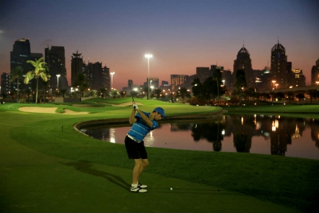 Lac et Fairways de nuit Emirates Faldo golf à Dubai aux Emirats Arabes Unis