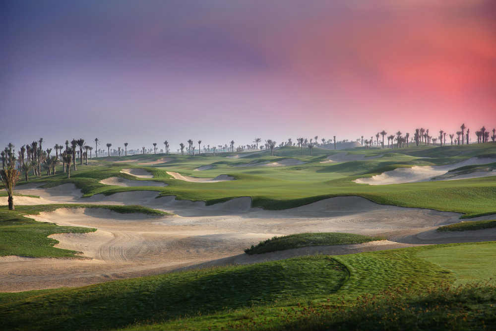 Large bunkers sur le golf Saadiyat beach aux Emirats Arabes Unis